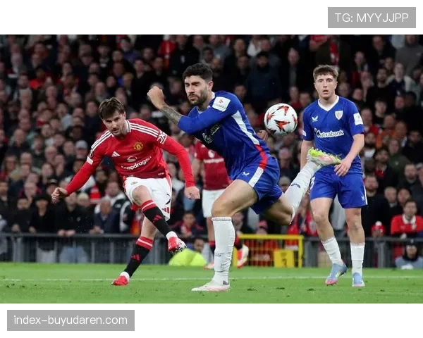 巴黎街头设立巨型屏幕，上万市民聚集观看欧冠比赛。